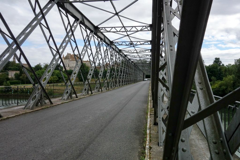 Arrivée à Castets-en-Dorthe, après avoir quitté le chemin à Gironde-sur-Dropt. Vue sur le château du Hamel